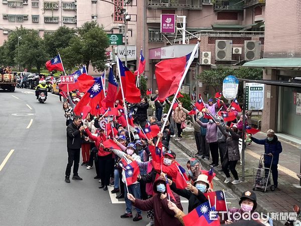 ▼侯友宜4日與張智倫上午在中和車隊掃街。（圖／記者蘇晏男攝）