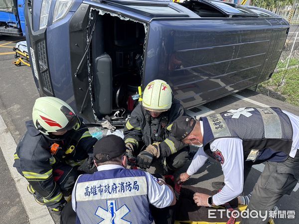 ▲▼高雄2車相撞，6人送醫。（圖／記者吳世龍翻攝）