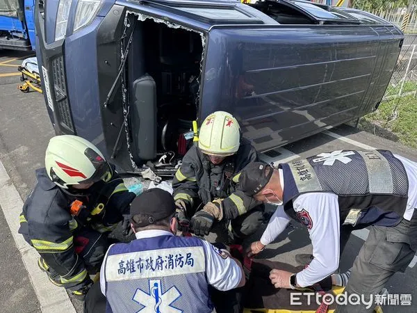 ▲▼高雄2車相撞，6人送醫。（圖／記者吳世龍翻攝）