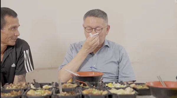 ▲▼柯文哲3日推出新競選影片，當柯聽聞青年問題時，情緒激動、眼角泛淚光。（圖／民眾黨提供）