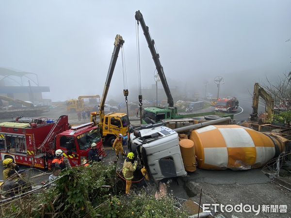 ▲▼   阿里山公路54.8公里混擬土車翻覆   。（圖／記者翁伊森翻攝）