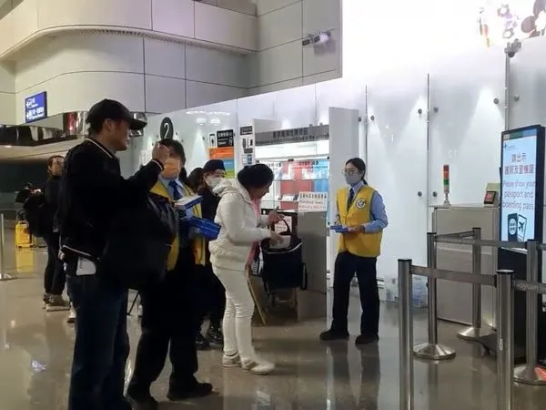 ▲▼3日起在桃機出入境大廳4據點「定點定時」（7:00-22:30）發放新冠快篩供旅客自由領取1人1盒。（圖／疾管署提供）