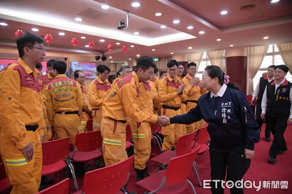 ▲▼縣長徐榛蔚親自授旗並慰勉消防局特搜隊旗開順利。（圖／花蓮縣政府提供，下同）