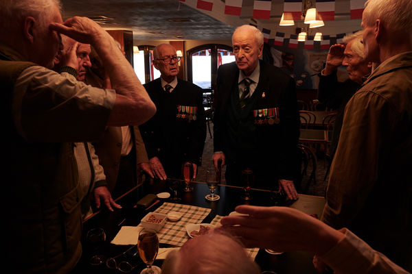 ▲《一個人的逃亡》現年90歲的米高肯恩（右下），將透過本片宣告息影。（圖／采昌提供）