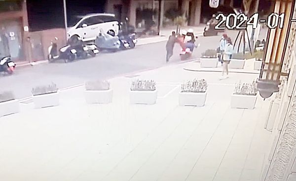 [新聞] 母騎車送女兒上學突遭攻擊　恐怖男「先拉