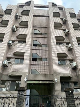 ▲▼凱旋苑戶外梯加窗，涉及違反《建築法》第77條規定，北市將發函要求限期改善。（圖／台北市建管處提供）