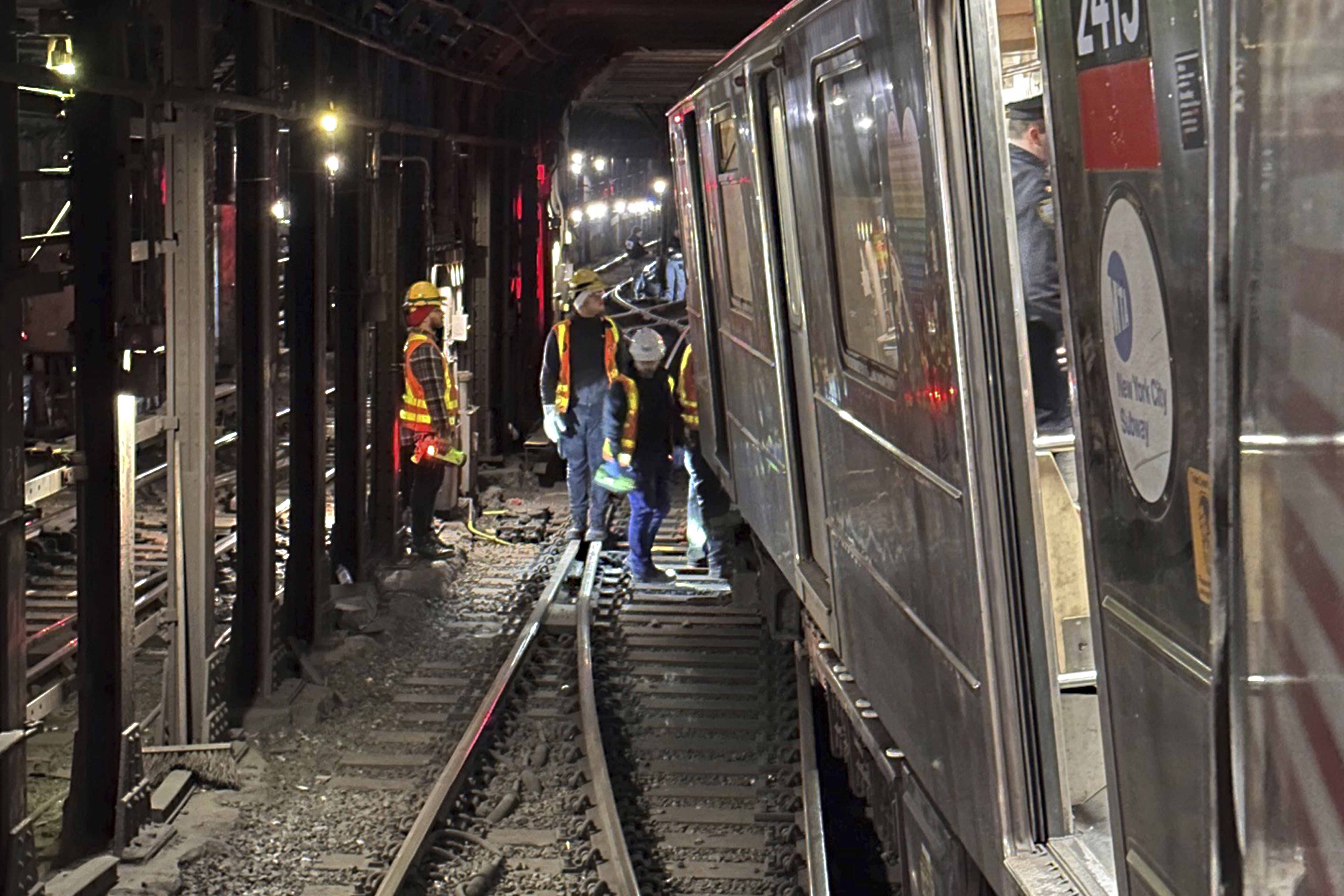 ▲▼紐約地鐵當地時間4日下午相撞脫軌，消防人員協助救援與調查。（圖／達志影像／美聯社）