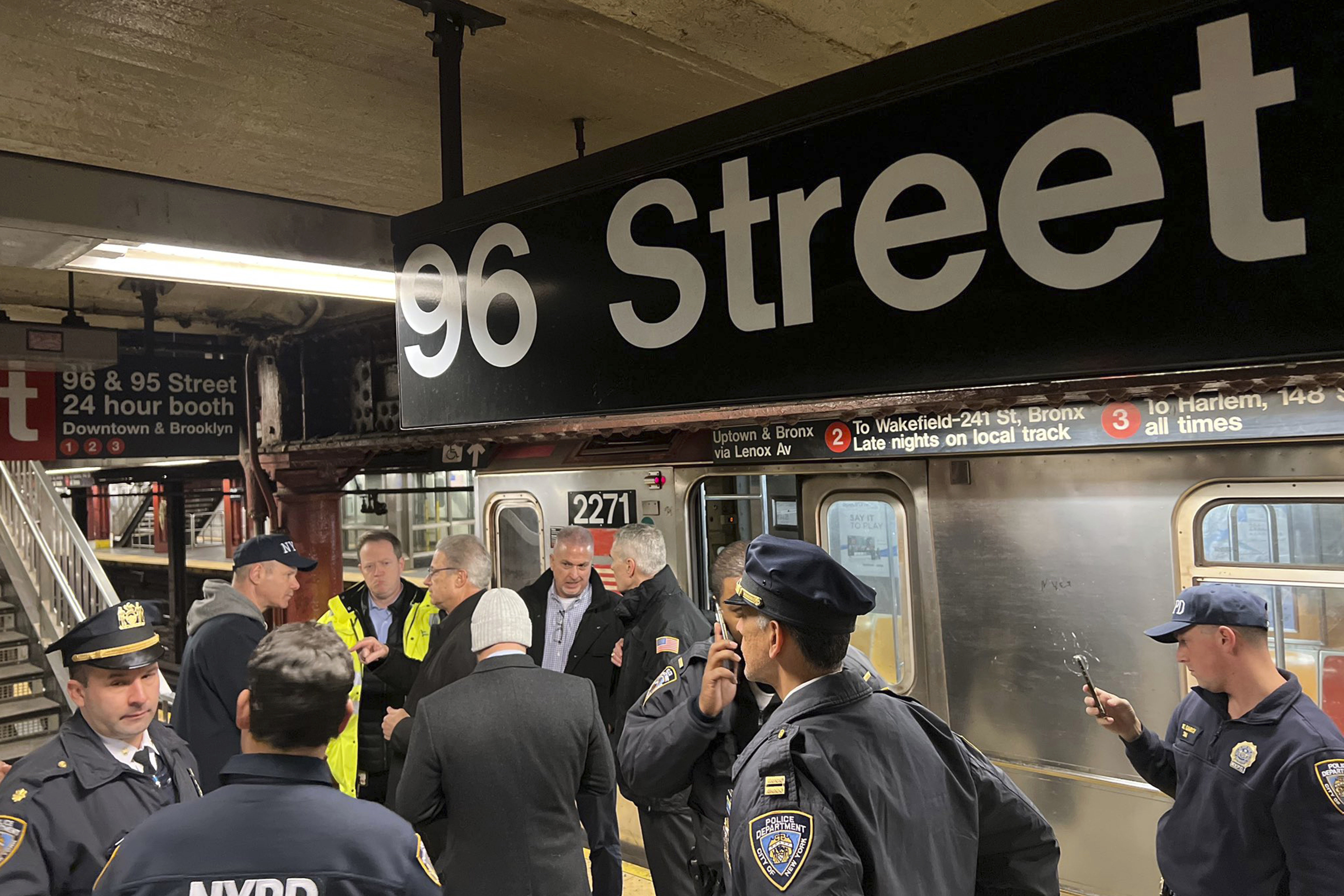▲▼紐約地鐵96街車站附近發生脫軌事故，警消協助疏散數百名旅客。（圖／達志影像／美聯社）