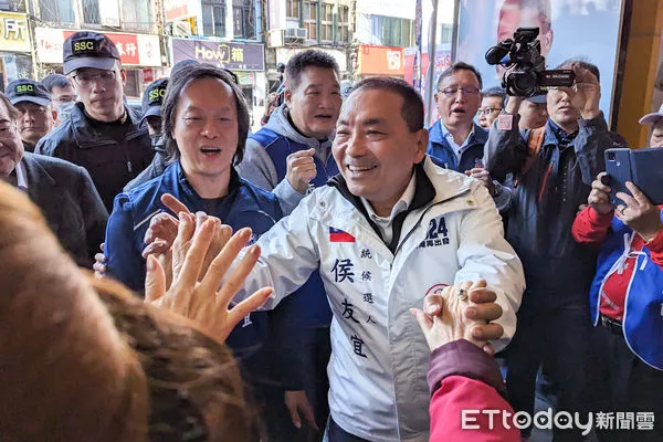 ▲國民黨總統候選人侯友宜三重車隊掃街受到支持者歡迎。（圖／記者林敬旻攝）