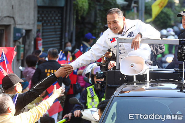 ▲國民黨總統候選人侯友宜三重車掃，受到支持者歡迎。（圖／記者林敬旻攝）