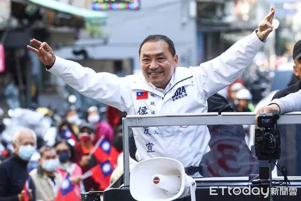 ▲國民黨總統候選人侯友宜三重車掃，受到支持者歡迎。（圖／記者林敬旻攝）