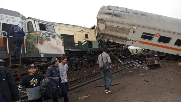 ▲▼印尼2列車相撞至少3死。（圖／翻攝自X）