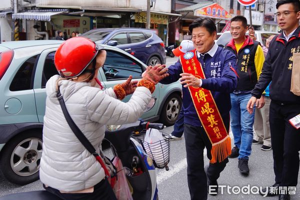 ▲▼傅崐萁連日在花蓮南北各鄉鎮市，展開地毯式徒步掃街拜票，受到支持群眾熱情回應。（圖／國民黨花蓮縣黨部提供，下同）