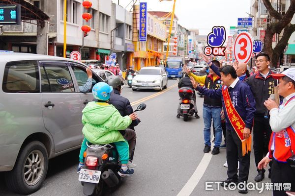 ▲▼傅崐萁連日在花蓮南北各鄉鎮市，展開地毯式徒步掃街拜票，受到支持群眾熱情回應。（圖／國民黨花蓮縣黨部提供，下同）