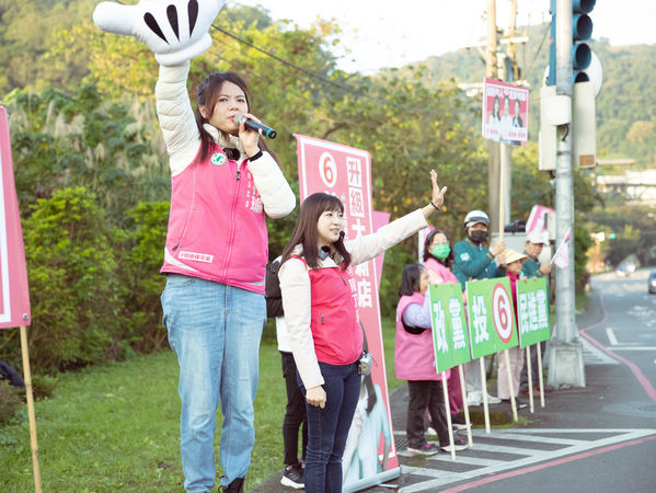 ▲民進黨立委候選人曾柏瑜在新北市議員陳乃瑜陪同下陸戰催票。（圖／翻攝曾柏瑜臉書）