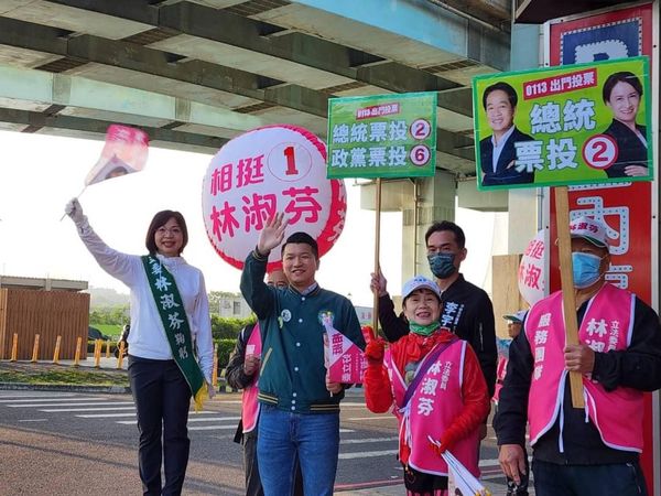 ▲▼「夜襲」再起！韓國瑜陪民眾黨李有宜掃街　林淑芬爭取基層支持。（圖／翻攝李有宜、林淑芬臉書）