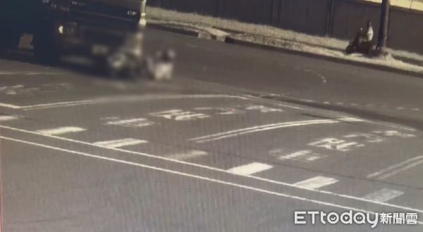 ▲▼高雄驚悚車禍！男騎車擦撞貨櫃車「遭捲車底」　驚險逃生畫面曝。（圖／記者賴文萱翻攝）