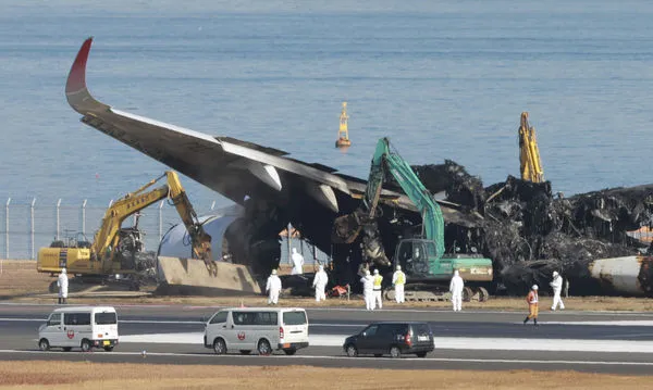 ▲▼工作人員拆除日航飛機與海保機殘骸。（圖／達志影像／美聯社）