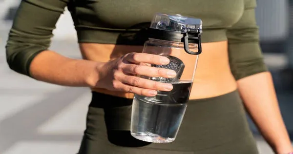 醫師提醒，若不定期刷洗水壺，恐會孳生細菌。（示意圖／取自freepik）