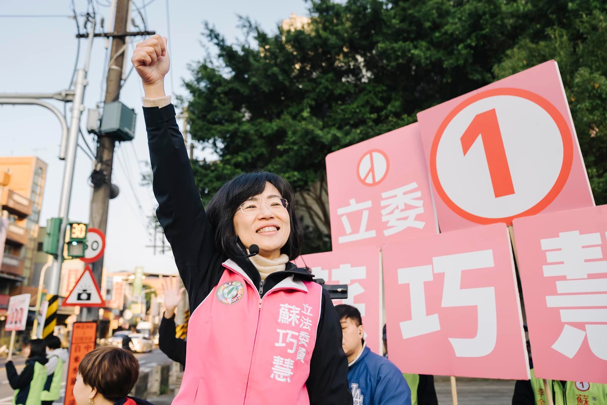 ▲▼蘇巧慧和石明謹等人站路口。（圖／翻攝臉書蘇巧慧）