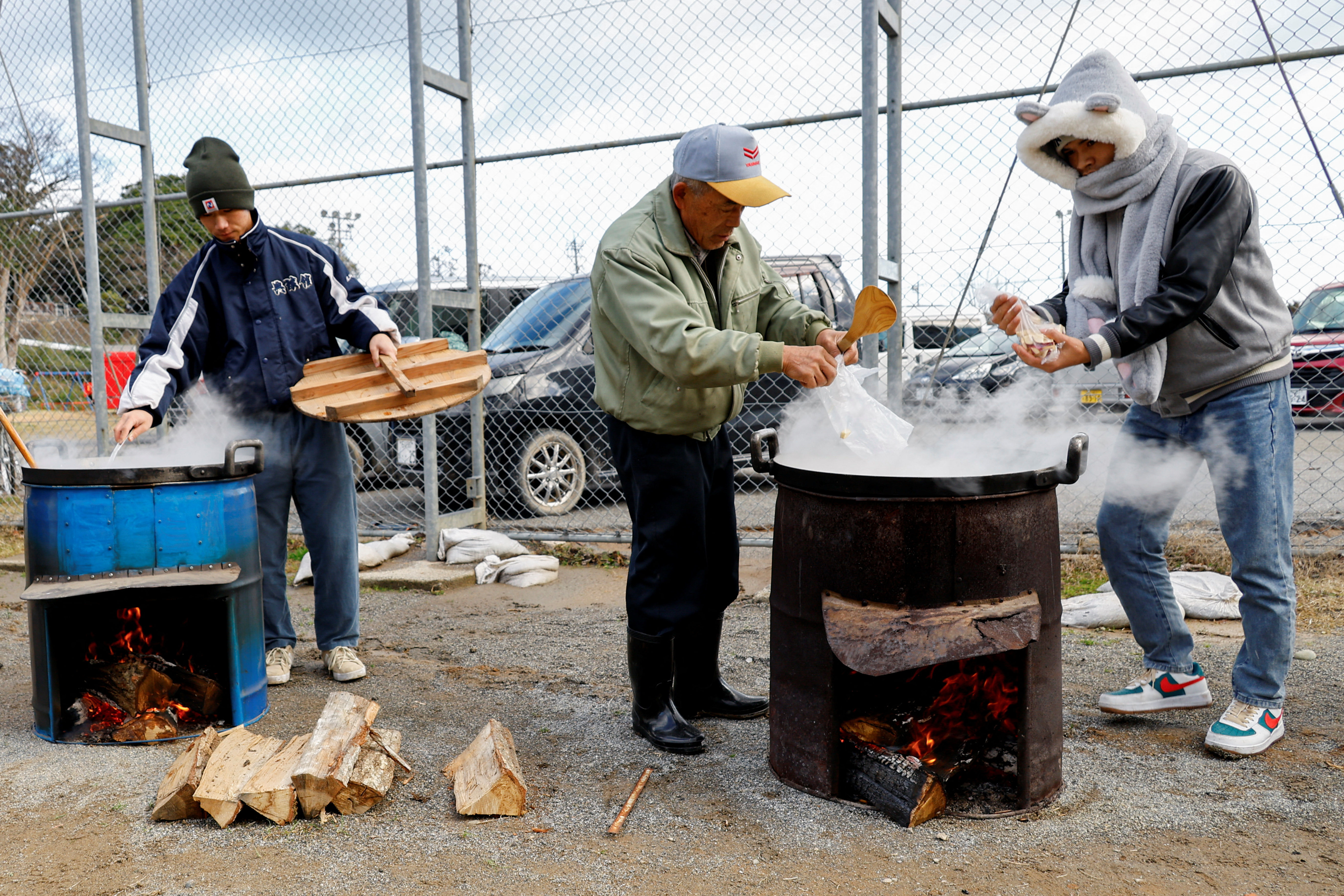 ▲石川能登地震災民共同烹飪食物。（圖／路透）