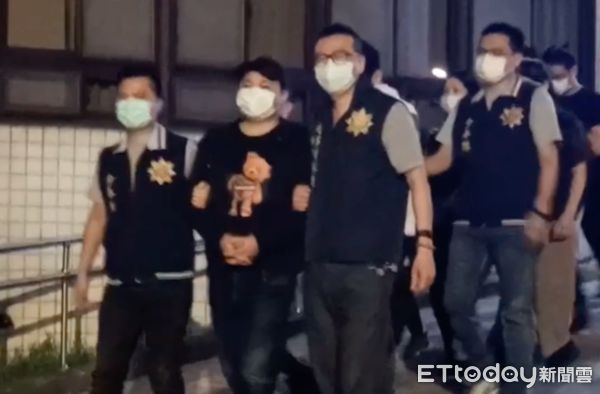 ▲▼詐團騙到被害人投資匯款，20人共計損失達2千萬元，警方逮捕陳姓嫌犯在內等20名車手。（圖／記者邱中岳翻攝）