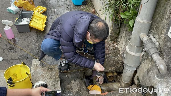 ▲▼ 大安圳水色被汙染成紅色。（圖／記者戴上容翻攝）