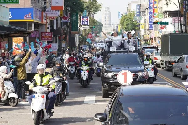 ▲▼民眾黨總統候選人柯文哲於台中車掃。（圖／民眾黨提供）