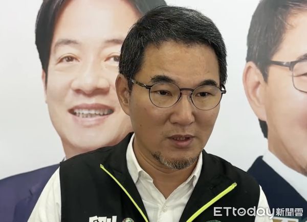 ▲雲林立委候選人邱良閱的選舉公報上放置設計「愛情的騙子」圖片。（圖／記者蔡佩旻翻攝）