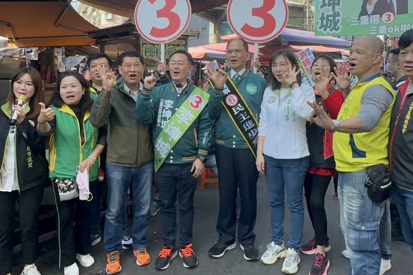 ▲▼「水牛伯」游錫堃陪李坤城掃街喊：拒絕賄選　蔡明堂邀徐巧芯催票。（圖／李坤城提供、翻攝蔡明堂臉書）