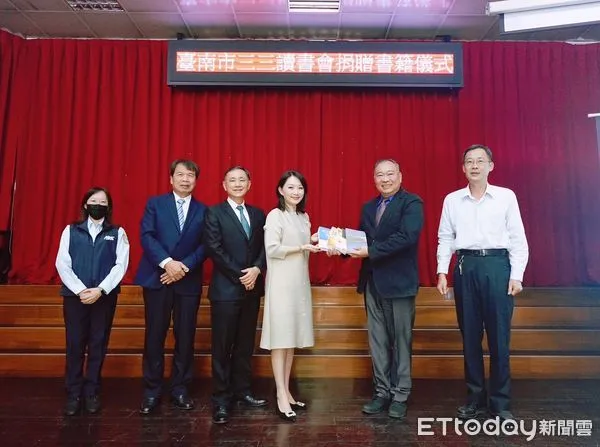 ▲台南地區頗負盛名的「三三讀書會」，募集兼具正能量及心靈啟發的5本書籍共1550冊，由會長陳苡銜偕同12位會員代表，在台南看守所完成捐贈儀式。（圖／記者林東良翻攝，下同）