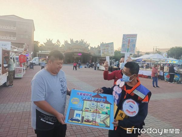 ▲台南市消防局第七大隊灣裡分隊，利用同心餐車美食同盟之美食餐車活動，向市民宣導一氧化碳及住宅用火警警報器的重要性，將安全觀念深植於民眾心中。（圖／記者林東良翻攝，下同）