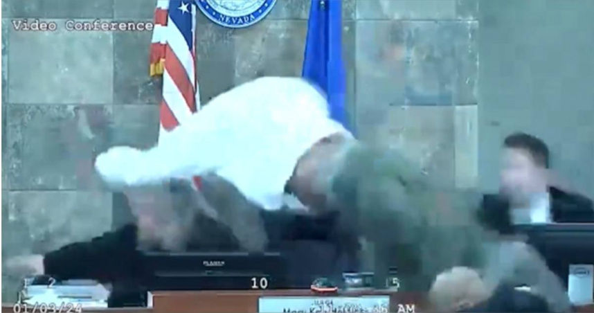 不服判決！嫌犯「飛撲」攻擊法官　上秒還要緩刑罪又多一條