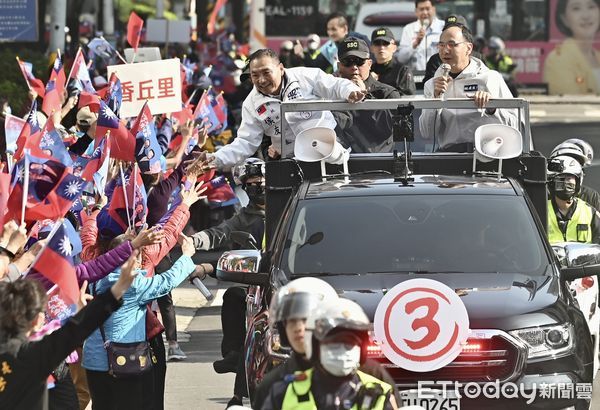 ▲侯友宜與朱立倫新北市板橋車隊掃街。（圖／記者李毓康攝）