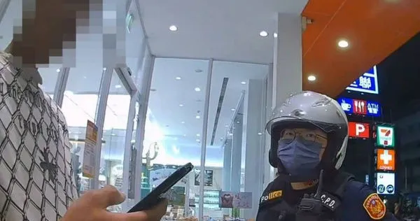 貪杯男二度飄移，酒駕無照、帽不扣竟躲進超商找媽媽。（圖／翻攝畫面）