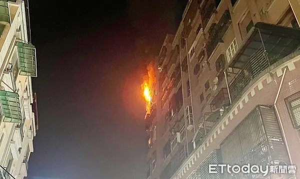 ▲桃園市龜山區文化七路一棟大樓昨晚發生大火，起火處位於8樓。（圖／記者沈繼昌翻攝）
