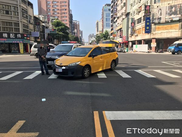 ▲▼計程車左轉撞上斑馬線上的行人。（圖／記者許宥孺翻攝）