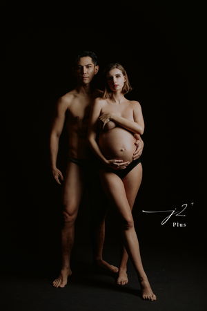 ▲祖雄(左)與佳娜的孕婦寫真。（圖／J2Plus婚紗攝影提供）