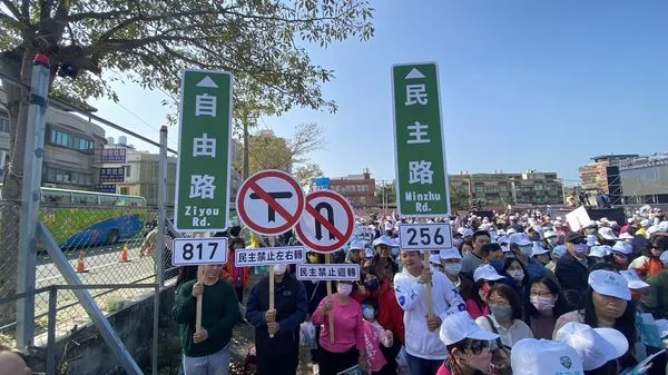 ▲▼民進黨支持者自製標語。（圖／民眾提供）