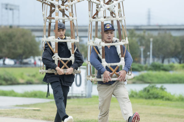 ▲范逸臣與曹佑寧一起體驗神將。（圖／民視提供）