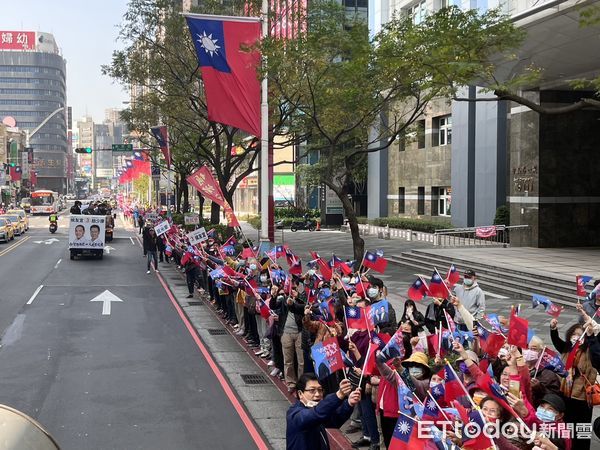 ▲中山南路一段沿路站滿藍營支持者挺侯友宜。（圖／記者蘇晏男攝）