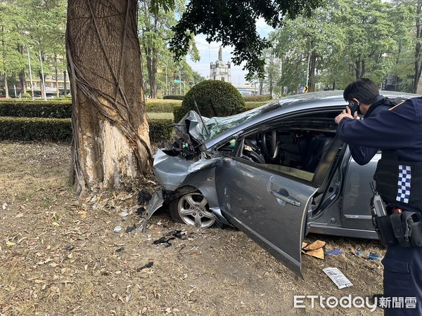 ▲男子開車撞路樹，車頭全凹了             。（圖／記者吳奕靖翻攝）