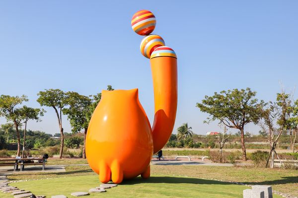 ▲民雄運動公園新地標「律動喵喵」與「我的天鵝啊」。（圖／嘉義縣政府提供）