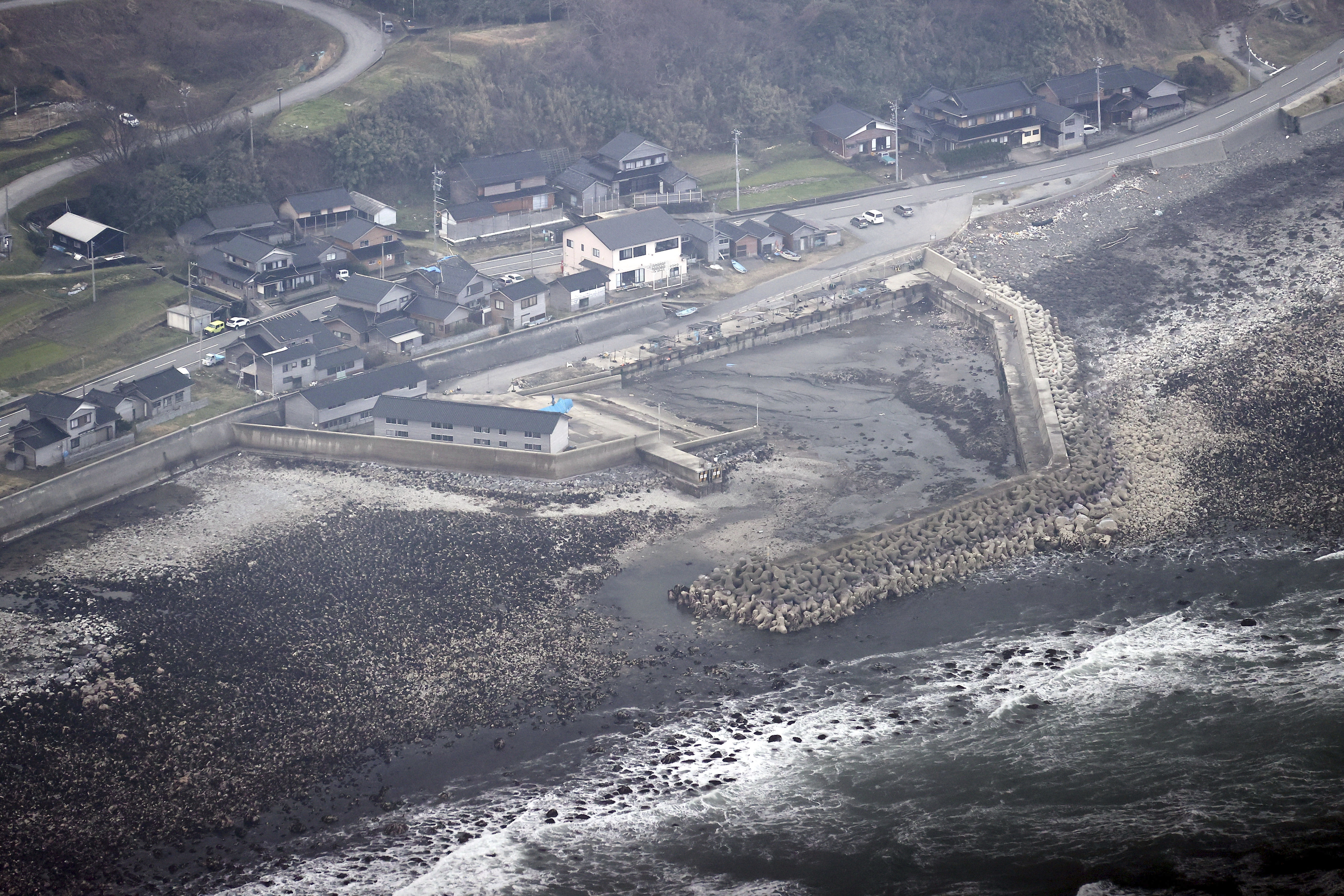 ▲▼石川縣珠洲市一帶海岸線的空拍照片。地震學家指出，強震導致海底被抬升為陸地。（圖／達志影像／美聯社）