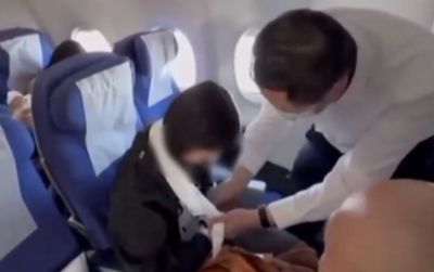 好幸運!26歲女骨折忍痛趕飛機 鄰座竟是骨科主任「緊急包紮」