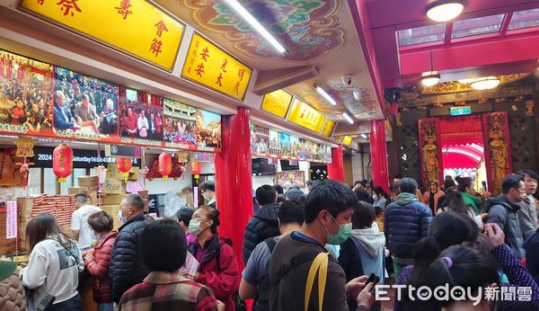 ▲▼新年寺廟點燈祈福 求平安 健康 發財 太歲燈 光明燈 藥師燈。（圖／記者屠惠剛攝）