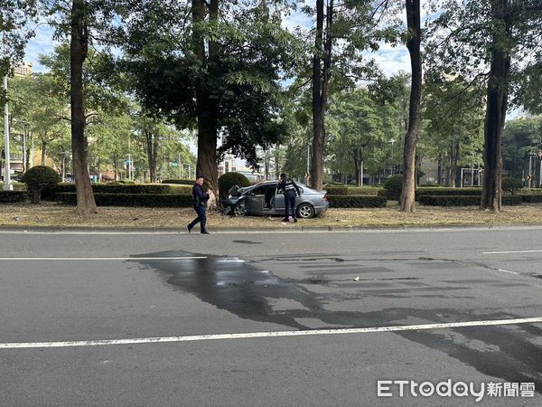 ▲▼高雄詭異車禍             。（圖／記者吳奕靖翻攝）