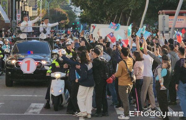 ▲▼民眾黨總統候選人柯文哲至台中掃街，支持者熱情滿溢街口。（圖／記者陳家祥攝）