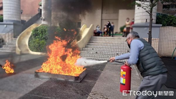 ▲基隆防火防災護居安宣導 社區居民體驗CPR、滅火技巧。（圖／記者郭世賢翻攝）