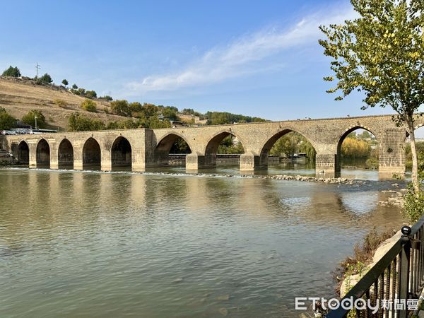 ▲十拱橋是土耳其東南部迪亞巴克（Diyarbakır）人氣景點之一。（圖／記者彭懷玉攝）